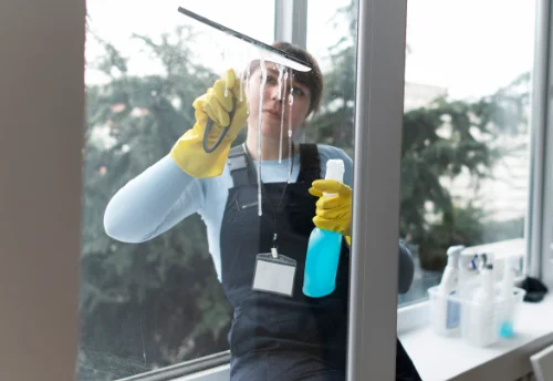 Nettoyage de vitres intérieures et extérieures à Rougemontiers